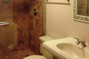 Shower, towels - Condo 3 Blocks from the Beach w/ Sunny Patio, Central AC, WiFi & Shared Pool (Ocean City)