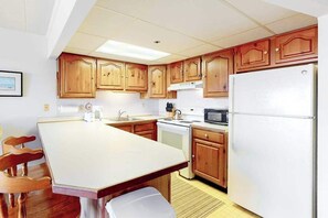 Fridge, microwave, oven, stovetop - Well-Equipped Family Beachfront Condo w/Balcony, Views, Washer/Dryer, A/C, WiFi (Ocean City)