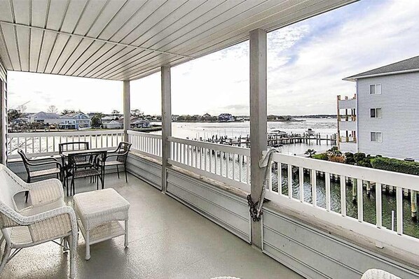 Outdoor dining - Waterfront condo with pool, balcony, fireplace, central AC, & washer/dryer (Ocean City)