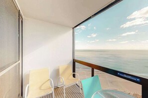 Property grounds - Updated oceanfront condo with ample balcony, AC, pools, gym & sauna (Ocean City)