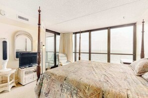 2 bedrooms, Internet, bed sheets - Elegant beachfront condo with balcony, W/D, AC, pools, sauna & gym (Ocean City)