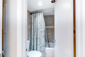 Shower, towels - Beachfront studio with balcony, washer/dryer, pools, & gym (Ocean City)