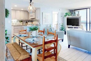 Dining - Classic beachfront condo with pools, beach bar, tennis & AC (Ocean City)