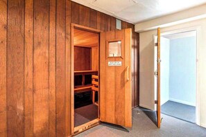 Sauna - Pleasant beachfront condo with balcony, W/D, AC, pools, tennis & gym (Ocean City)