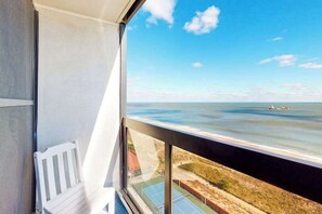 Property grounds - Affordable beachfront condo with balcony, W/D & pools (Ocean City)