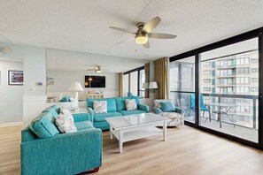 TV - Stunning beachfront condo with balcony, tennis/beach views, pools, gym, & AC (Ocean City)