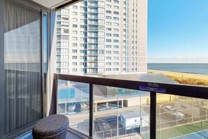 Property grounds - Charming beach condo overlooking tennis courts with balcony & pools (Ocean City)