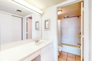 Shower, towels - Fountainhead Towers 1206 (Ocean City)