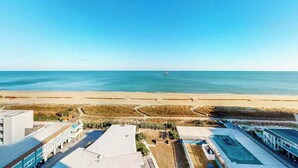 Un hotel frente al mar con vistas a la playa y al océano.