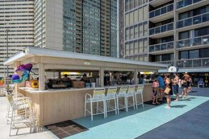 Bar (on property) - Darling beachfront condo with balcony, pools, tennis & gym (Ocean City)