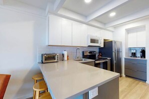 Fridge, microwave, oven, stovetop - Multi-level oceanfront townhouse w/deck, water views, central AC, washer/dryer (Ocean City)