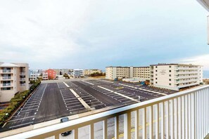 Property grounds - Family-Friendly Condo w/Private Balcony, Washer/Dryer, Cable, and Central A/C (Ocean City)