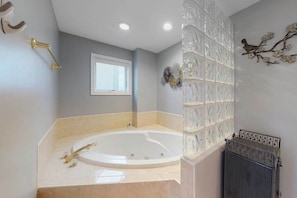 Shower, towels - Lovely Condo in Bayfront Location w/Shared Pool, Free WiFi, Private Washer/Dryer (Ocean City)