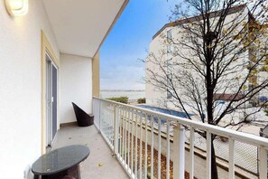 Property grounds - Lovely Condo in Bayfront Location w/Shared Pool, Free WiFi, Private Washer/Dryer (Ocean City)