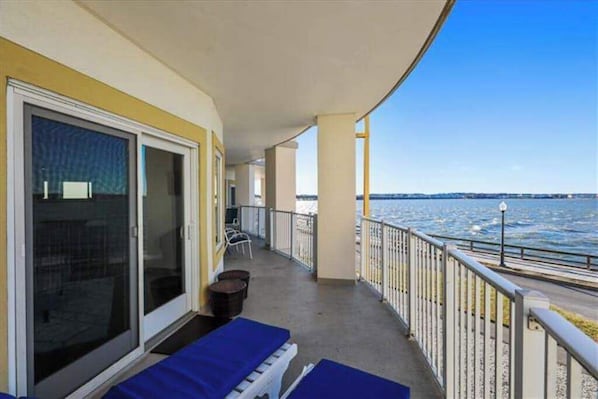 Terrace/patio - Lovely Condo in Bayfront Location w/Shared Pool, Free WiFi, Private Washer/Dryer (Ocean City)