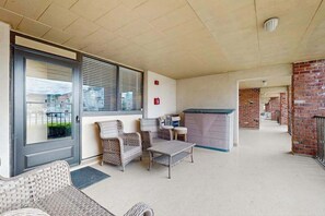 Terrace/patio - Spacious Condo w/Private Patio, Washer/Dryer, Free WiFi, Partial A/C, & More (Ocean City)