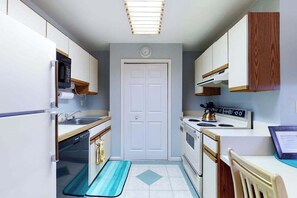 Fridge, microwave, oven, stovetop - Club Ocean Villa II 97 (Ocean City)