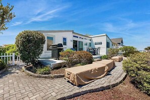 Outdoor dining - Canal-Front Home w/Deck, Washer/Dryer, Free WiFi, Outdoor Dining Area, & More (Ocean City)