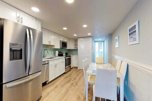 Fridge, microwave, oven, stovetop - Beautiful Condo in Oceanfront Location w/Shared Pool, Free WiFi, Balcony (Ocean City)