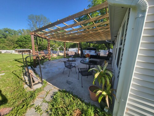 3-bedroom bed & breakfast in quaint Kansas City with AC