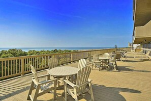 Outdoor dining - Attractive oceanfront condo with sunset views, two balconies, pool & Central AC (Ocean City)