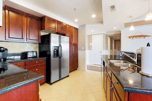 Fridge, microwave, oven, stovetop - Coral Seas 201 (Ocean City)