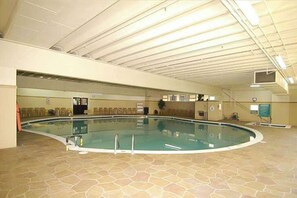 Pool - Oceanfront coastal condo with balcony, pools, sauna, gym, A/C, & WiFi (Ocean City)