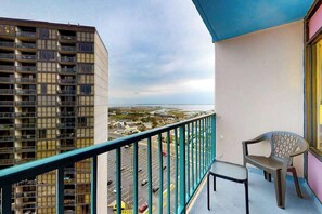 Property grounds - Beachfront Condo w/Private Balcony, Telescope, Shared Pool, A/C, Free WiFi (Ocean City)