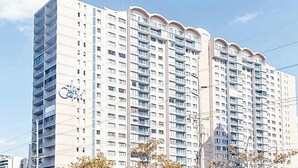 A multi-story hotel with balconies, a prominent sign, and a clear sky. - Beachfront Condo w/Private Balcony, Telescope, Shared Pool, A/C, Free WiFi (Ocean City)