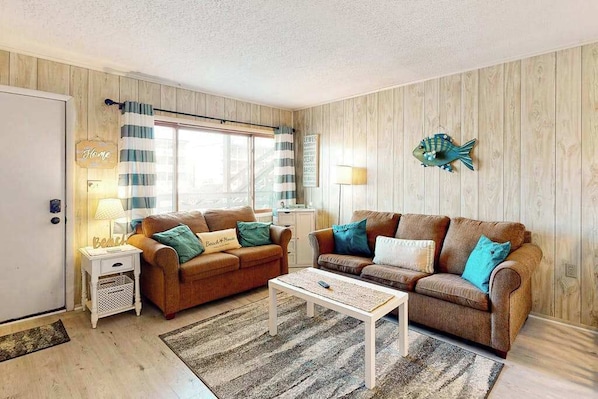 TV - Attractive and Spacious Vacation Suite Near Bay & Beach w/Shared Pool, Free WiFi (Ocean City)