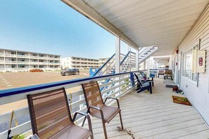 Terrace/patio - Attractive and Spacious Vacation Suite Near Bay & Beach w/Shared Pool, Free WiFi (Ocean City)
