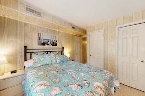 1 bedroom, WiFi, bed sheets - Attractive and Spacious Vacation Suite Near Bay & Beach w/Shared Pool, Free WiFi (Ocean City)
