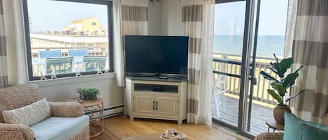 Téléviseur, lecteur de DVD, bureau