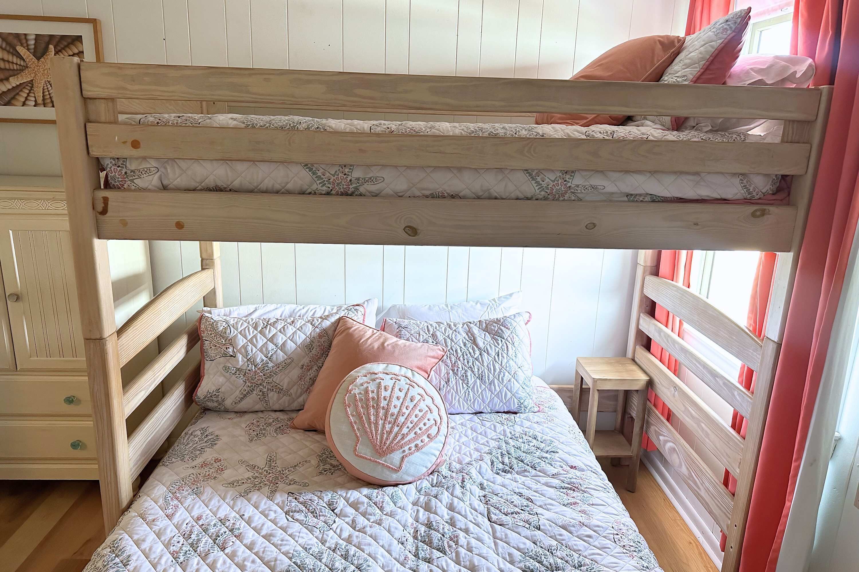 2 bedrooms, desk, Internet, bed sheets