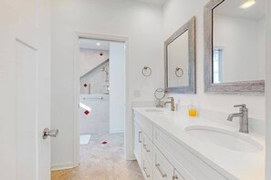 Shower, towels - Atlantic Blvd 13314 (Ocean City)