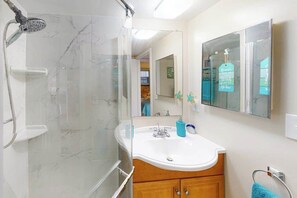 Shower, towels - Antigua 1004 (Ocean City)