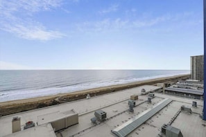 På stranden