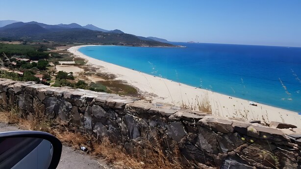 A coastal landscape with a beach, clear blue sea, and distant mountains. - Guest Room “Chambre Albatre” with Sea View, Wi-Fi and Air Conditioning (Palasca)
