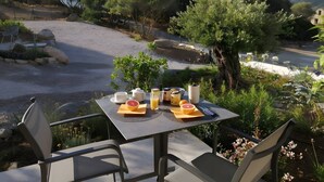 A table set outdoors with a view of a natural landscape. - Guest Room “Chambre Albatre” with Sea View, Wi-Fi and Air Conditioning (Palasca)