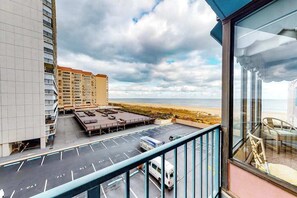 Property grounds - Beachfront Condo w/Private Balcony, Shared Pool, Ocean Views, Free WiFi, A/C (Ocean City)