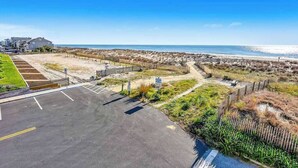 Ein Küstenparkplatz mit Blick auf Strand und Meer.