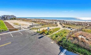 Een parkeerplaats aan de kust met uitzicht op het strand en de oceaan.