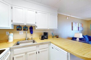 Fridge, microwave, oven, stovetop - Breakaway East 409 (Ocean City)