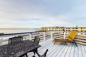 Outdoor dining - Beautiful suite between bay & beach w/ access to pool, private W/D, & central AC (Ocean City)