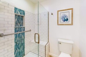 Shower, towels - Beautiful suite between bay & beach w/ access to pool, private W/D, & central AC (Ocean City)