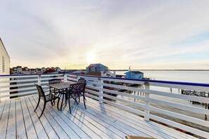 Outdoor dining - Beautiful suite between bay & beach w/ access to pool, private W/D, & central AC (Ocean City)