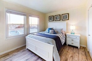 1 bedroom, iron/ironing board, Internet, bed sheets - Beautiful suite between bay & beach w/ access to pool, private W/D, & central AC (Ocean City)