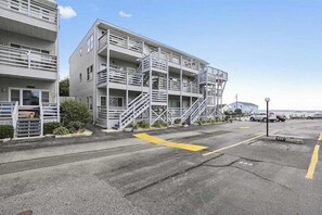 Exterior - Beautiful suite between bay & beach w/ access to pool, private W/D, & central AC (Ocean City)