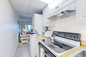 Fridge, microwave, oven, stovetop - Bluewater East 407 S (Ocean City)