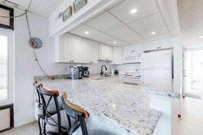 Fridge, microwave, oven, stovetop - Bonaire 301 (Ocean City)